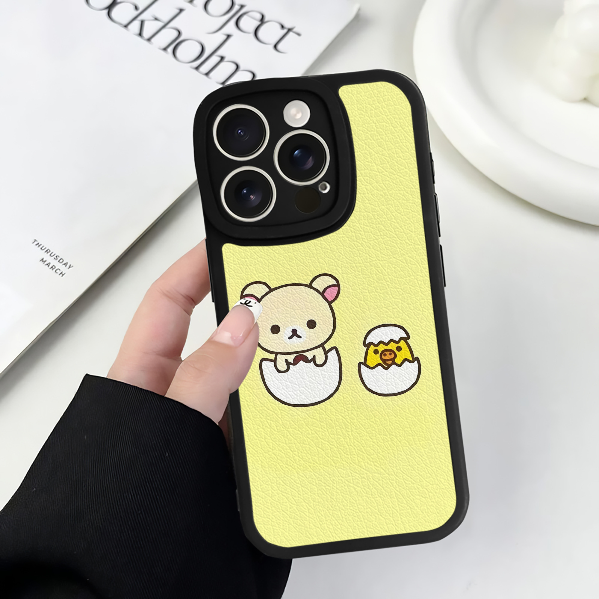 （画像用） リラックマ リラックマ キイロイトリ Rilakkuma Korilakkuma Kiiroitori 【iPhone 16シリーズ対応】シリコンスマホケース（レザー調） 材質：シリコン